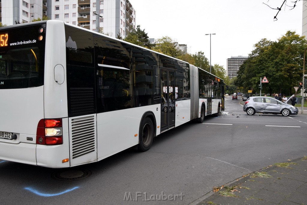 VU Bus Pkw Koeln Porz Gremberghoven Steinstr Konrad Adenauerstr P38.JPG - Miklos Laubert